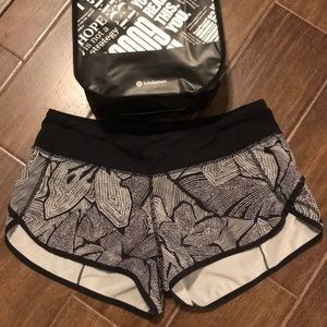 Lululemon 2.5 in Speed Up Short, Size 6